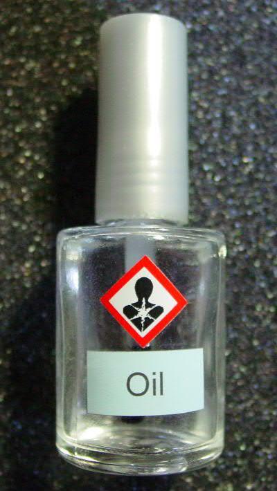- Oil: It is a very expensive and very thin white oil (pure mineral oil) with a very low viscosity of 15 mpas.