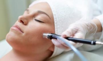 Hydro Oxygen Facial with Microdermabrasion This machine is amazing for making the skin glow with vitality and health. Is this the A-list's secret weapon against aging?