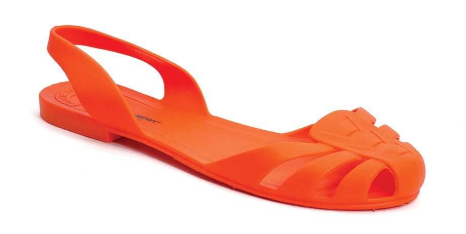 LIGHT The composition in PVC makes this sandal light, flexible, elastic and resistant!