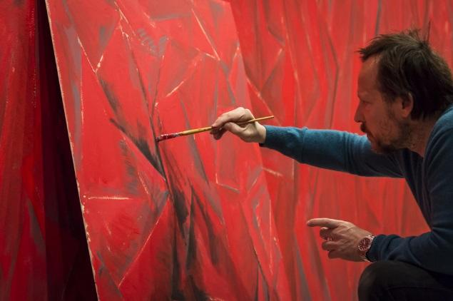 At the Fondation, he reinvents a red living room created by Lynch at the institution in 2007, covering the walls with his fragmented mural patterns, installing a recording of a concert staged by