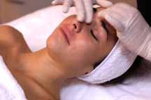 1 4. With the free hand stretch the skin and apply Depilbright Wax with the spatula at a 45º angle. Start with the area between the eyebrows. 5.