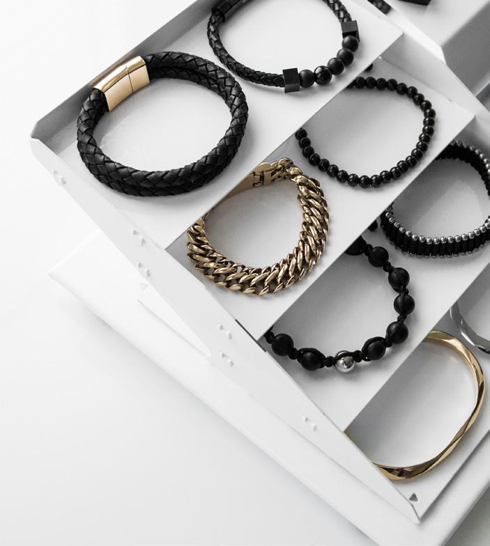 bracelets on bracelet spools and pendants on pendant holders)