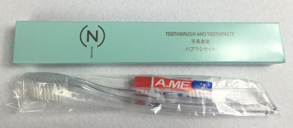 DT03PB Dental kit in paper box, containing a transparent toothbrush with bristle