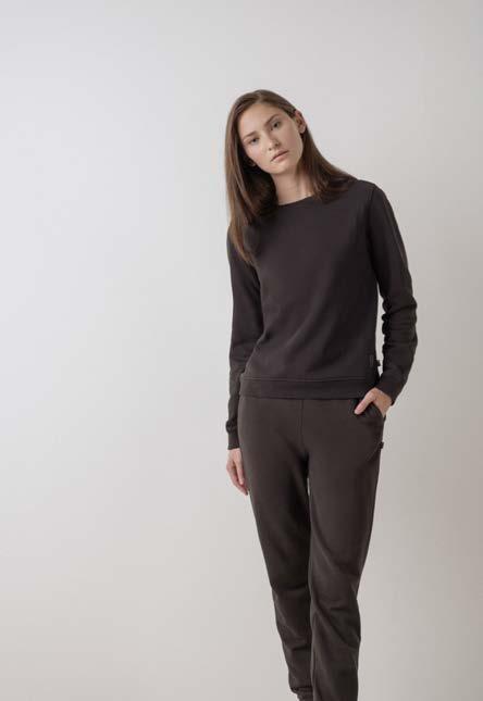 40042 KNITS [ SWEATPANTS ] Destined to be a wardrobe staple, the timeless Women s Sweatpant is slightly tapered and built with midweight premium French Terry.