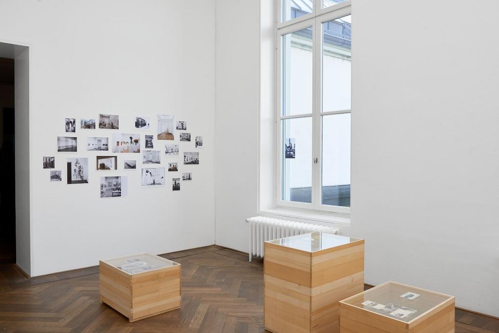 Forget It, 2013 2017 (vorne) und ausgewähltes Archivmaterial Raumarchäologie (hinten), Exposed Exhibitions Fotoarchiv der Kunsthalle Basel, Kunsthalle Basel, 2017.