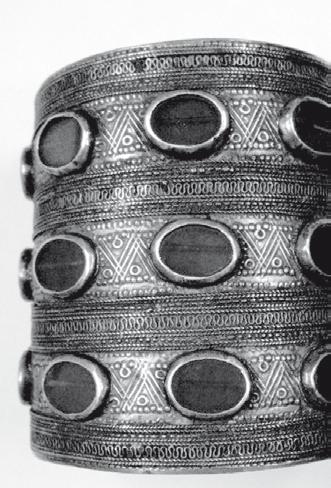 Tesne pod volútami na bočnej strane šperku sú po oboch stranách umiestnené dve cylindrické objímky, ktorými sa prevliekala retiazka na zavesenie.