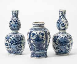 152 322 Two small Dutch Delft blue and white vases One marked for De Klaauw, 17th-18th century, the other marked GK for Gerrit Pieterszn.