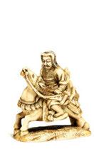 In his right hand he is holding his typical big guandao sword, called Green Dragon, and with his left he strokes his long beard. Height 12.5cm. 900 1.100 $ 1.044 1.276 2350 NETSUKE: SHÔKI.
