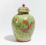 400 800 $ 464 928 2500 VASE WITH CHILONG DRAGON HANDLES. VASE MIT CHILONG DRACHEN-HENKELN. China. 20th c. Porcelain, very finely painted in famille rose.