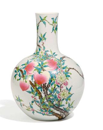 2036 PAIR OF LARGE VASES WITH PARADISE FLYCATCHER. PAAR GROßE VASEN MIT PARADIESSCHNÄPPER. China. 20th c. Porcelain, painted with enamel colors. Vase in tianqiuping shape with a long cylindrical neck.