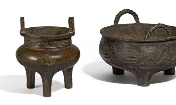 2069 FLUTED GU VASE WITH TWO DRAGONS. KANNELIERTE GU-VASE MIT ZWEI DRACHEN. China. Qing Dynasty. Kangxi period (1661-1722). Bronze with dark, partly powdery green patina.