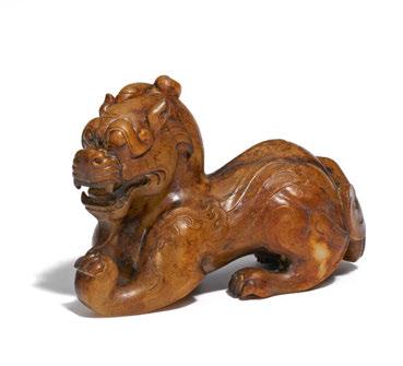 2080 RARE CROUCHING BIXIE. SELTENES BIXIE IN GEDUCKTER HALTUNG. China. Detailed carved from light jade with dark brown skin.