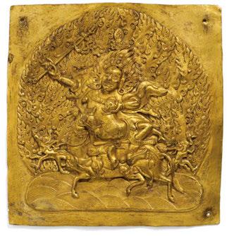 2157 PLATE WITH MAGZOR GYALMO (SHRI DEVI) ON MULE. PLATTE MIT MAGZOR GYALMO (SHRI DEVI) AUF MAULTIER. Tibet. 17th/18th c. Copper sheet in Repoussé, very finely engraved and fire-gilded.