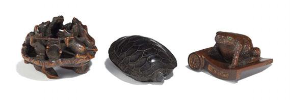 A seventh frog sits under the leaf and is bitten by a snake in the hind leg. Width 4.1cm. Sign.: Seimin (in mother-of-pearl reserve), see LA p. 924. 700 900 $ 812 1.044 2245 NETSUKE: TORTOISE.