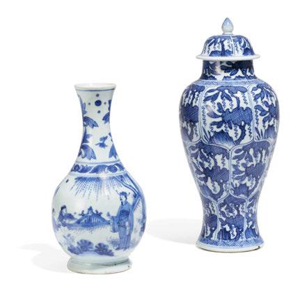 2013 PEAR-SHAPED VASE WITH SCHOLAR BENATH WILLOW. BIRNENFÖRMIGE VASE MIT GELEHRTEM UNTER WEIDE. China. Qing dynasty. Probably transitional or later. Heavy porcelain painted in underglaze blue.