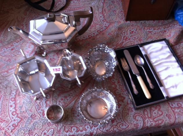 rack with 6 pipes 151 Silver tea pot,