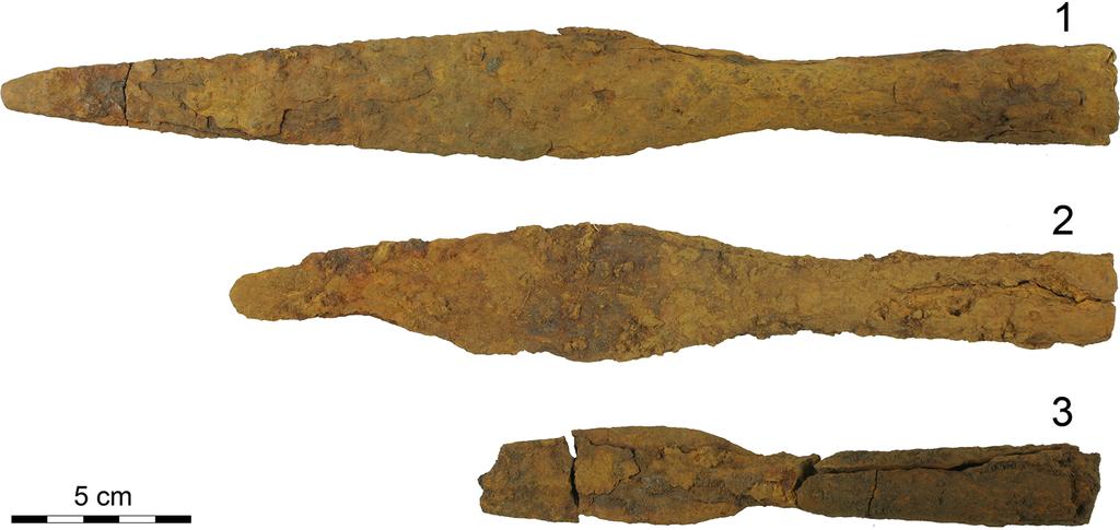 Spearheads from Kohtla-Vanaküla find 39 Fig. 4. Spearhead with triangular extensions in the basal part of the blade (TÜ 2309: 84). Photo by Kristiina Paavel. Fig. 5.