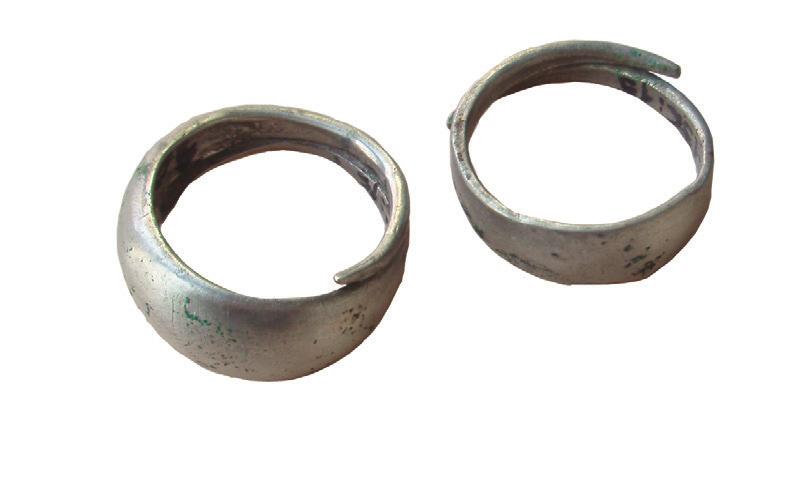 Ülle tamla and MAUri kiudsoo and faceted knobs (Fig. 3: 1 4), and two with thin arc with a longitudinal ridge and flat quadrangular knobs (Fig. 3: 5 6).