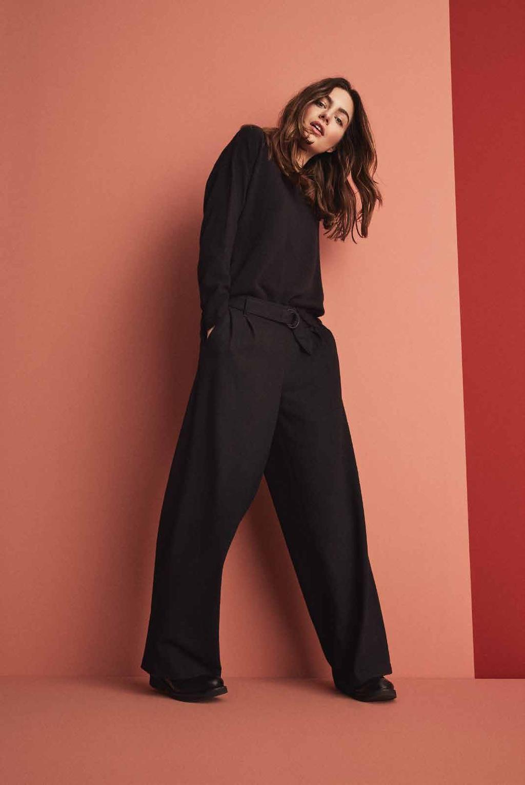 and bright pink Icone pull over and Perspective trousers pull pull over 99 existe aussi en ivoire, gris et rose grenade also