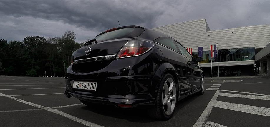 6.2.1. Sinopsis Opel Astra GTC 1.9 CDTI OPC Line Garaža za automobile u Varaždinu. Industrijski stil.