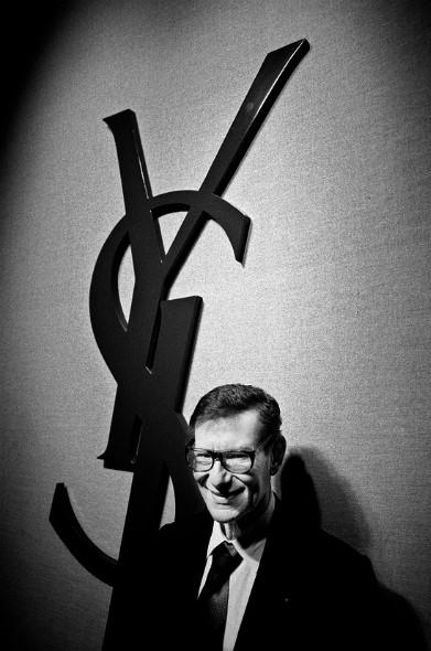1 UVOD Yves Saint Laurent velja za enega od pomembnejših modnih oblikovalcev 20. stoletja. V 60.