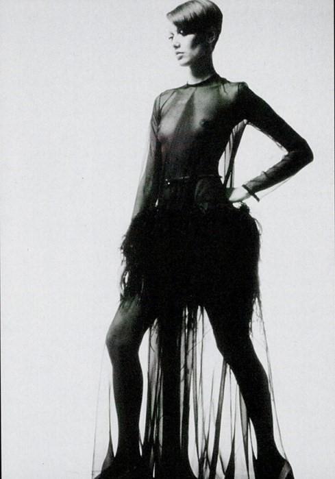Slika 10: Transparentna obleka z nojevim perjem, haute couture kolekcija jesen/zima 1968 (10). 2.