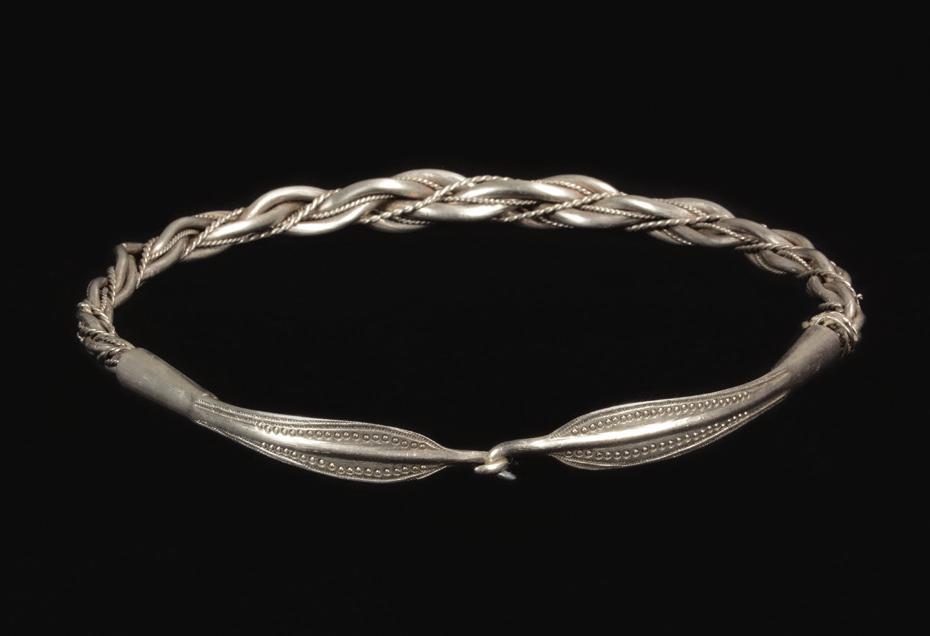 Saka Late Viking Age silver hoard from north-east Estonia 115 into a cone, the end of the plait was pushed into it and the cone was firmly pressed together.