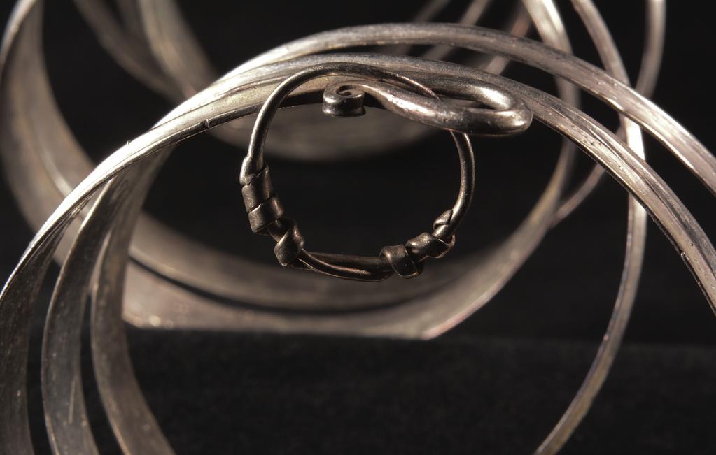 116 Ülle Tamla Fig. 6. Saka hoard. A wire ring attached to the spiral ring Jn 6. Saka aare. Spiraalvõrule lükitud traatrõngas. (AI 7575: 3a.
