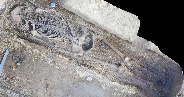 scattered throughout the grave. The grave fill contained a lot of small pebbles and gravel. Grave 19 flexed over the pelvis. Hands may be interlaced over pelvis. Grave 21 Figure 15.