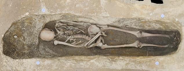 and 35cm were from the skeleton to the northern wall of the grave. In that part of the grave a row of stones had been placed alongside the skeleton.