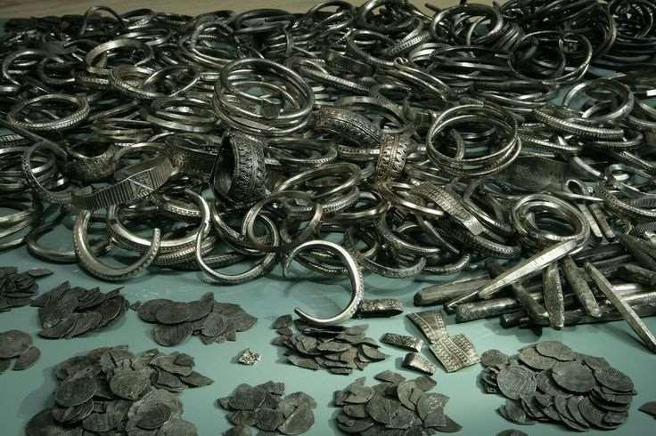 The distribution of the 700 known silver treasures throughout Gotland shows that the wealth was distributed all over the