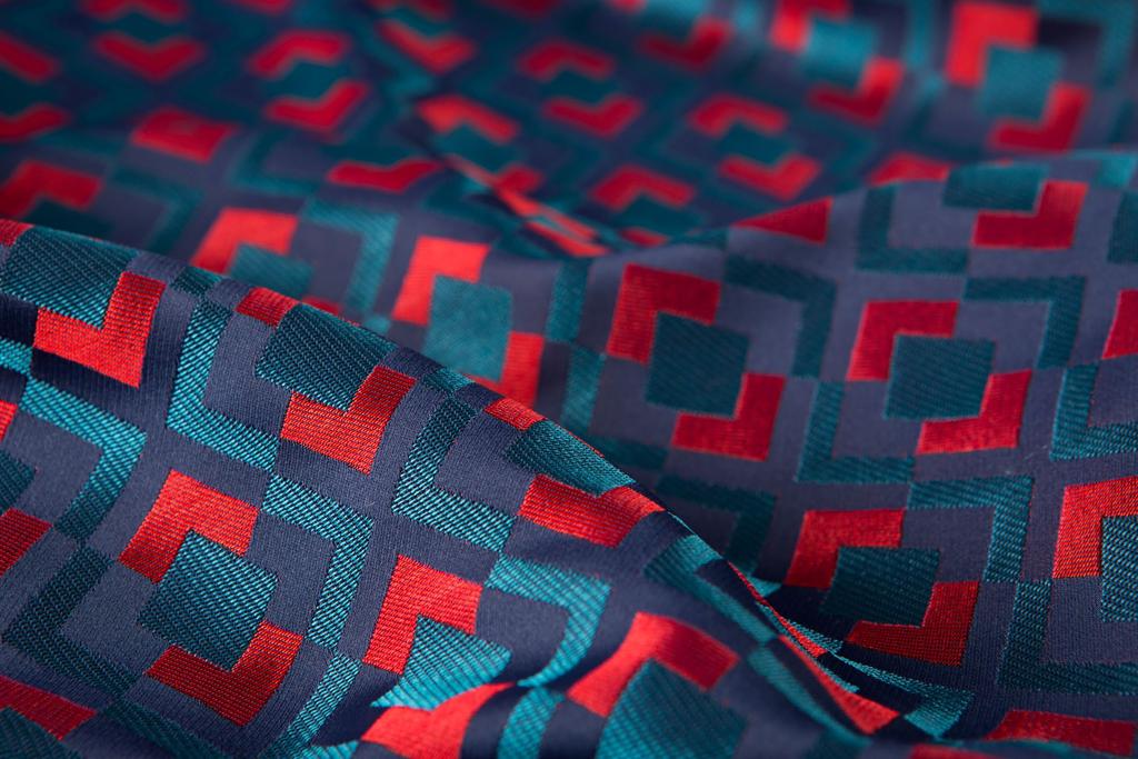 TF617 D12776 Motivo geometrico realizzato in tessuto jacquard con tre effetti di colore. Geometric pattern woven on jacquard fabric with three colour effects.