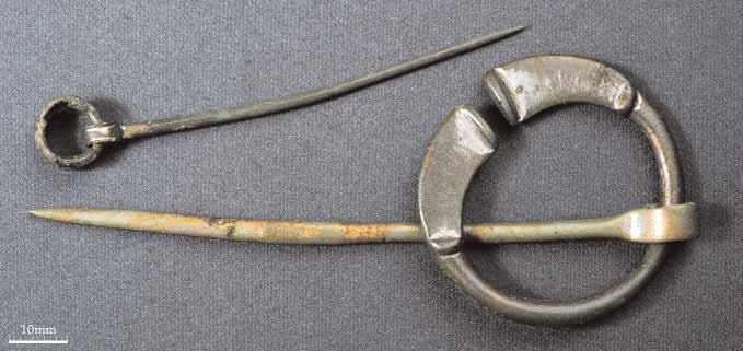 Roads, Rediscovery and Research Illus. 6 A penannular brooch and a spiral-ringed, loop-headed pin from Castlefarm 1 (John Sunderland). Illus. 7 Post-excavation aerial view of the multiphase enclosure at Dowdstown 2 (Studio Lab).