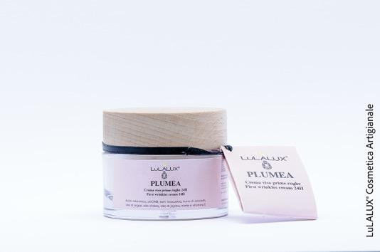 Plumea, Moisturizing Face Cream Nourishing First Wrinkles 24 h : This product performs a revitalizing action of the skin, ideal to counteract the appearance of the first wrinkles, it is what is