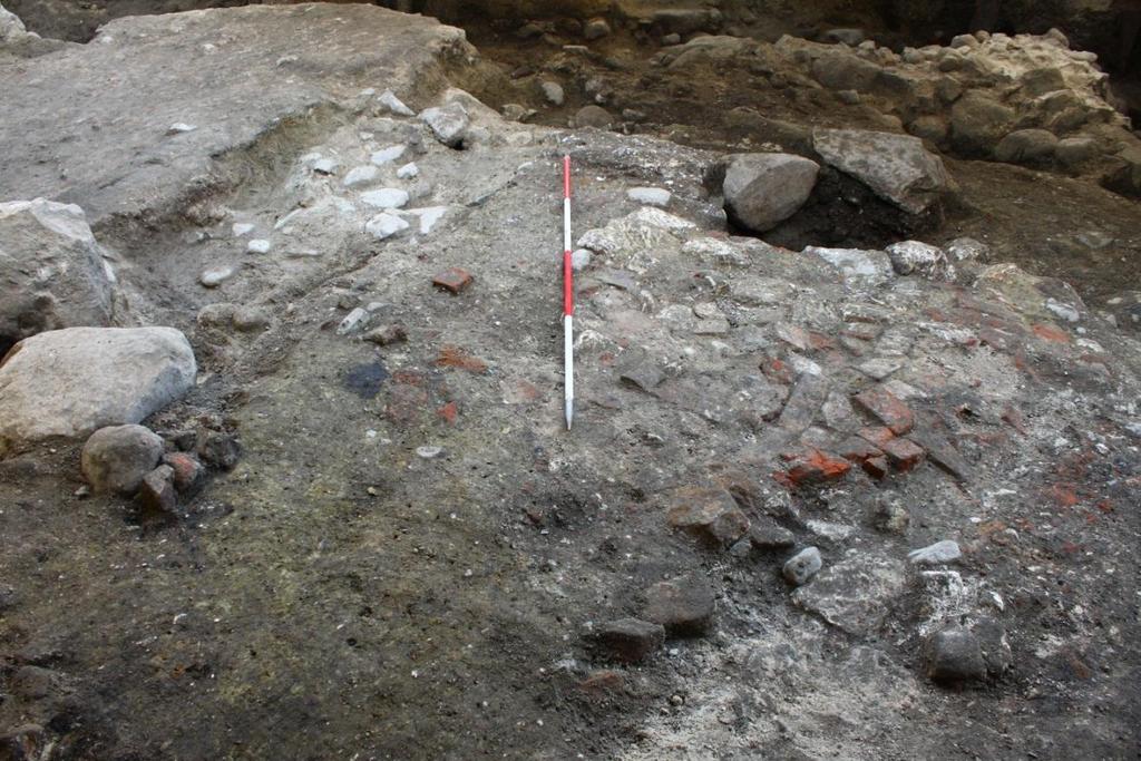 Traces of floors were identified in both the northern and southern rooms of the gate building.