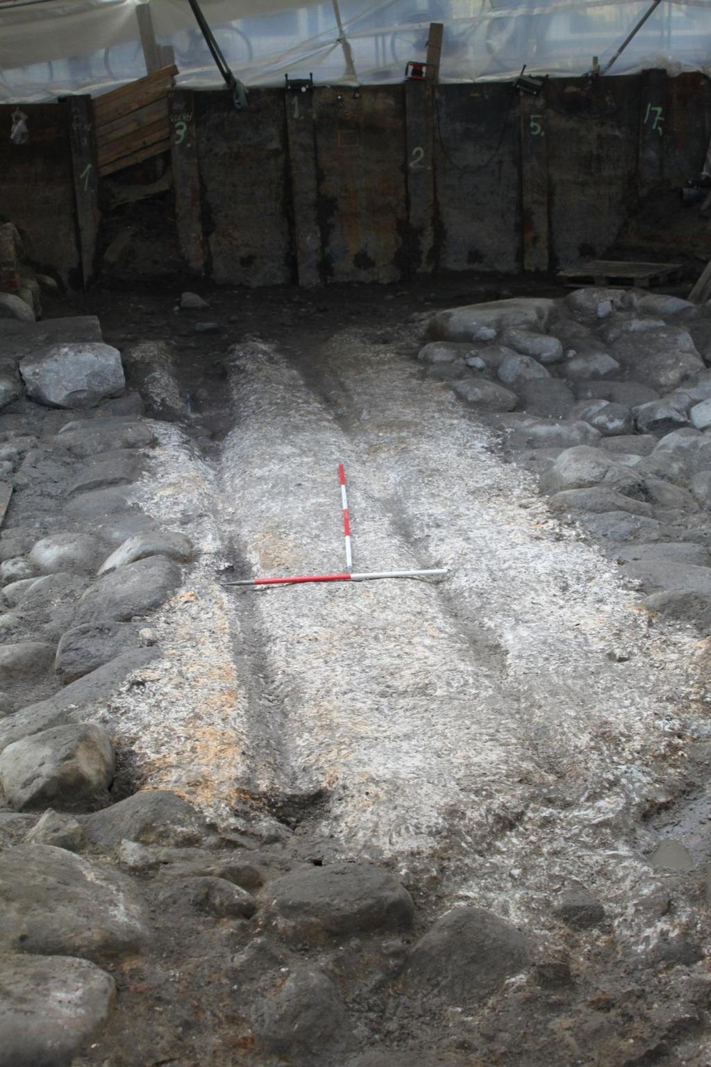 depth indicates heavy loads and wear which had necessitated the subsequent maintenance work filling the depressions with smaller stones and pebbles. The cart wheel spacing varied from 0.9-1.