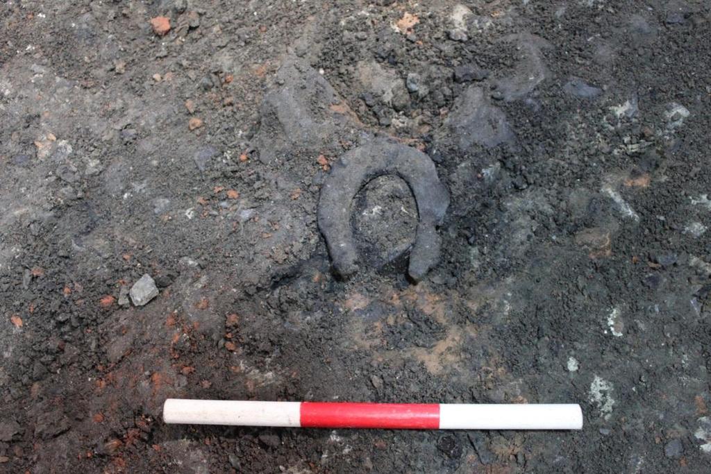 No datable material was collected from the foundation layers (roof tiles, part of a button, an iron nail, a flint blade and bones), but finds from the different road surfaces consisted of ceramics