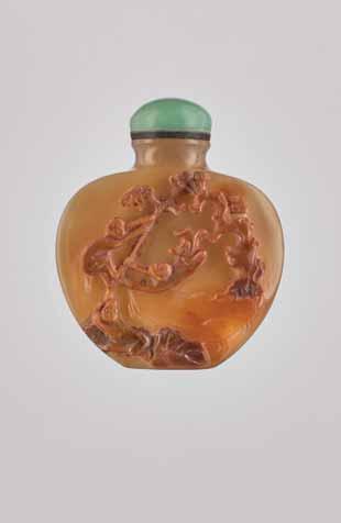 24 A SHADOW AGATE THREE PLAYFUL MONKEYS SNUFF BOOTLE, QING DYNASTY The stone of a semi-translucent, pale honey tone, with shades of amber tone, and a deep, opaque carneliancolored layer carved to