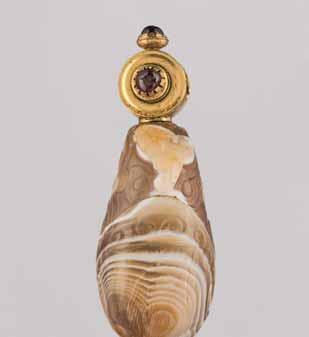 230 AN UNUSUAL, POSSIBLY IMPERIAL BANDED AGATE CHILONG SNUFF BOTTLE, QING DYNASTY, 1770-1900 Banded agate carved in high relief, with a fire gilt bronze snuff dispenser, inlaid with three ruby red