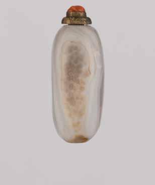 12 A PEBBLE-FORM THUMBPRINT AGATE SNUFF BOTTLE, QING DYNASTY Banded agate of natural pebble form with a good and smooth surface polish China, 1750-1880 The greyish stone suffused with tight