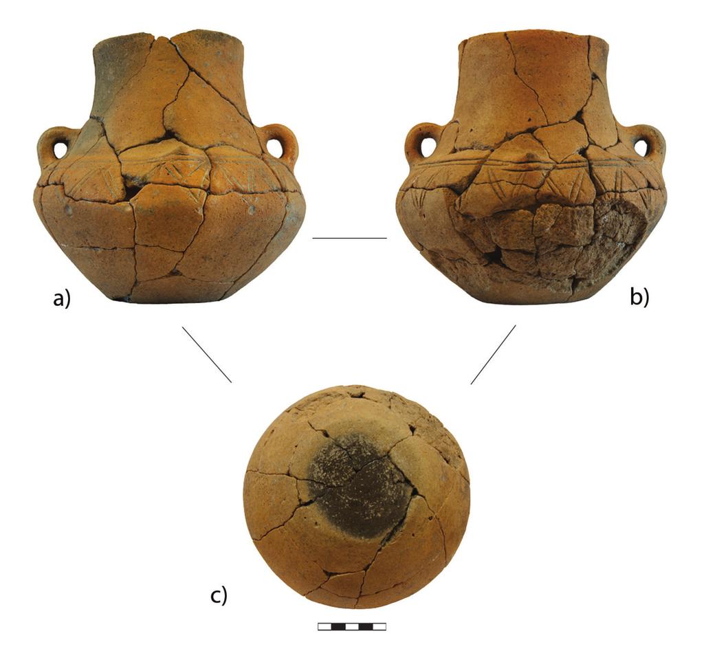 4 Fig. 3: Urn vessel from one of the graves at the Late Bronze Age tumulus cemetery of Jobbágyi-Hosszú-dűlő.