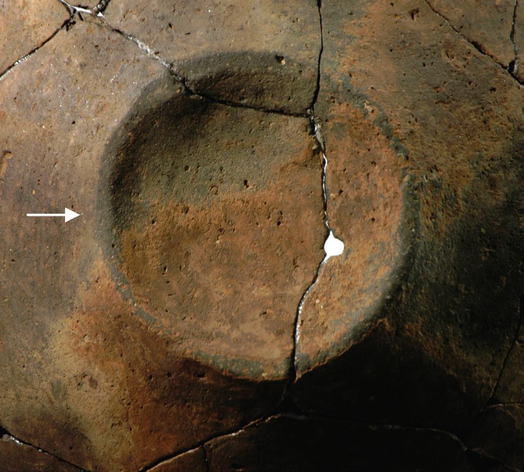 HUNGARIAN ARCHAEOLOGY E-JOURNAL 2016 SPRING 5 Fig. 4: Traces of wear on one of the urns from the Late Bronze Age cemetery at Balatonendréd (photograph: László Gucsi) Fig.