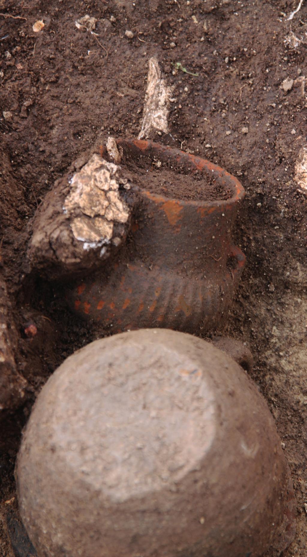 6: In many cases it was possible to observe a close connection between secondarily burnt vessels and the human remains at the Jobbágyi-Hosszú-dűlő cemetery Similarly to the ceramic objects, bronze