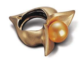 Lady s ring, blossom-shaped, with golden South Sea cultured pearls, in