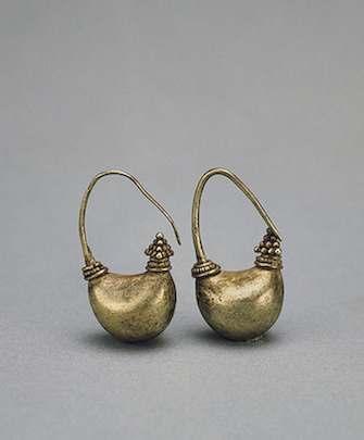 17 <Fig 3> Boat-Shaped Earrings Second quarter of the 4th century BC Bosporan Kingdom, Panticapaeum How such earrings were worn is not immediately obvious.