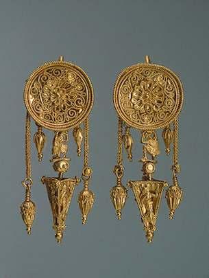 Kim Moonja / A study on the Scythian Earrings <Fig 7> was Crescent-shaped earrings decorated with granulated triangles and sculptured figurines of ducks at the ends and suspended on chains.
