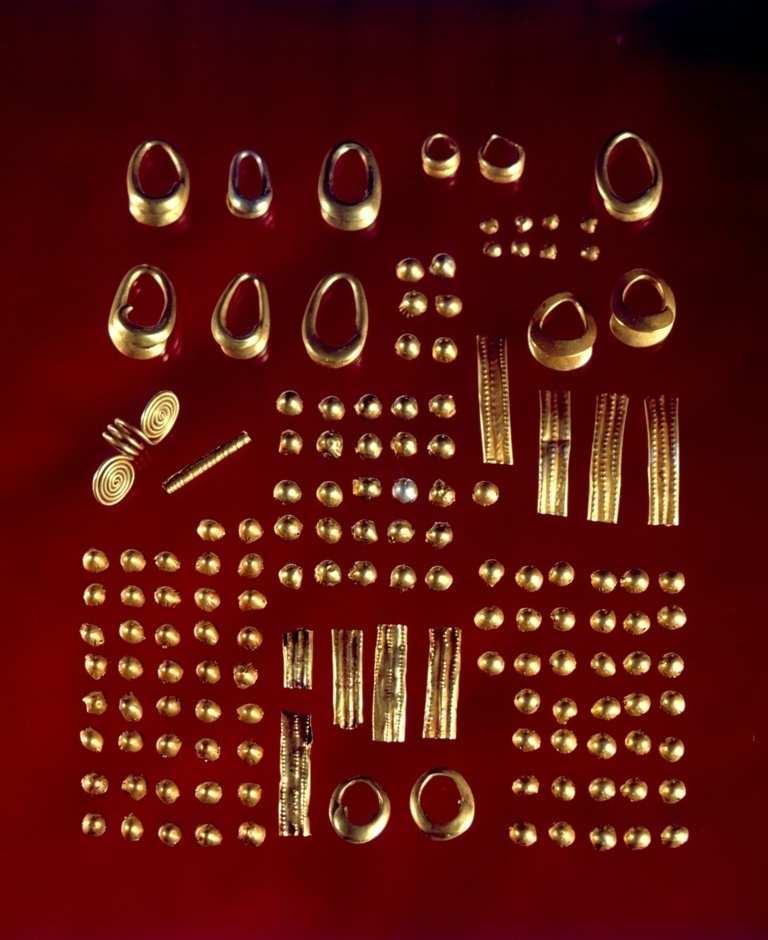mentioned golden sibin earrings. All earrings have triangular section and are heart shape. Theirs analogy can be found in entire region of Carpathian Basin.