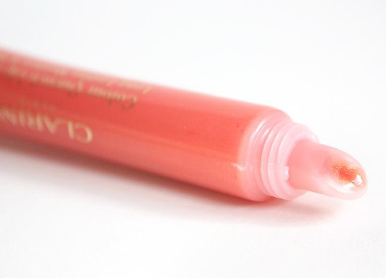 CLARINS: Instant Gloss Magic Color Product Description: Plant based lipids extracted from the pomegranate seeds for lip hydration and color with immaculate color!
