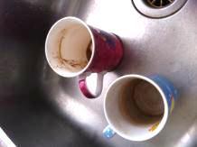 Stained Coffee/Tea Cups 1 tablespoon Bicarb Soda (per cup) 2 tablespoons White Vinegar Sprinkle Bicarb Soda into cup. Add White Vinegar.