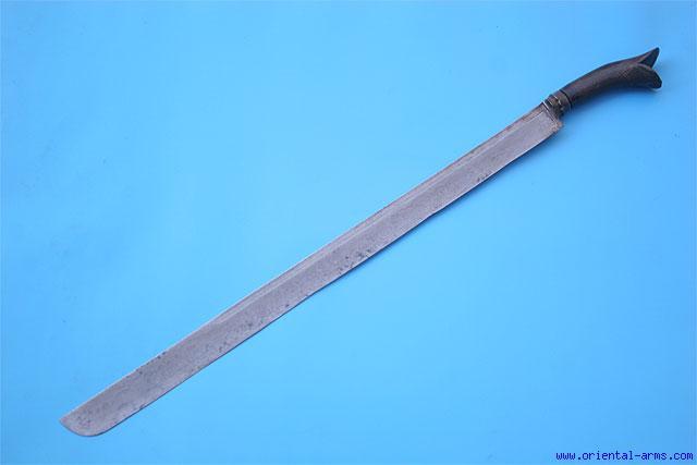 It is charectaized by its strongly re-curving blade and wide lunette shaped pommel.